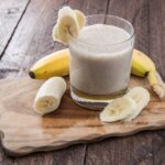 Energía natural en cada vaso: los beneficios del batido de banana, leche y almendras