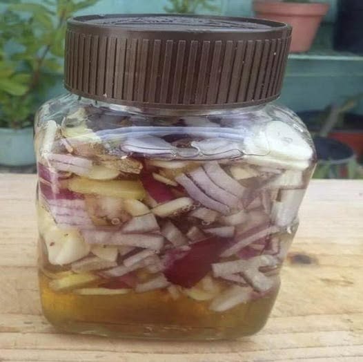 Mezcla de Jengibre Rallado, Cebolla, Ajo, Jugo de Limón y Miel