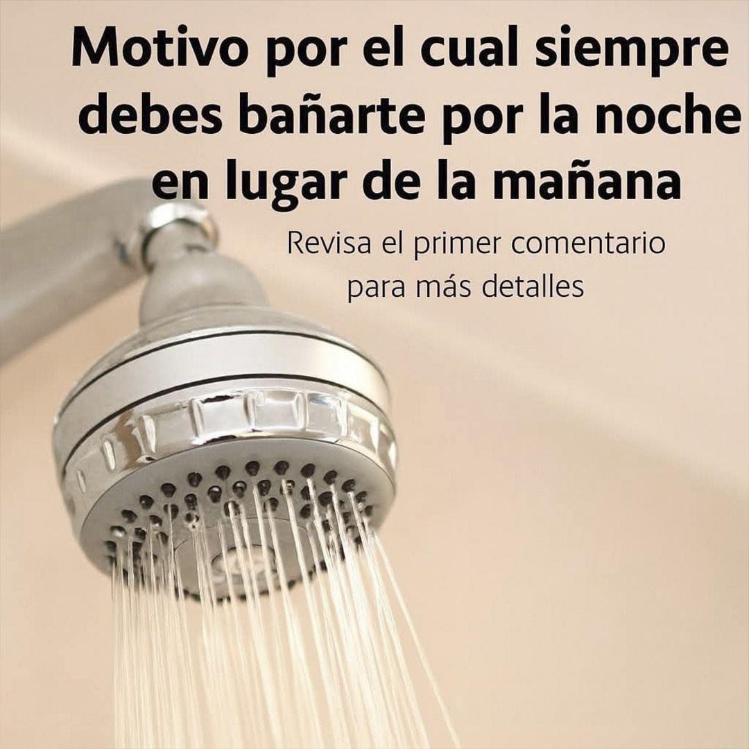 Alcachofa de ducha con agua fluyendo