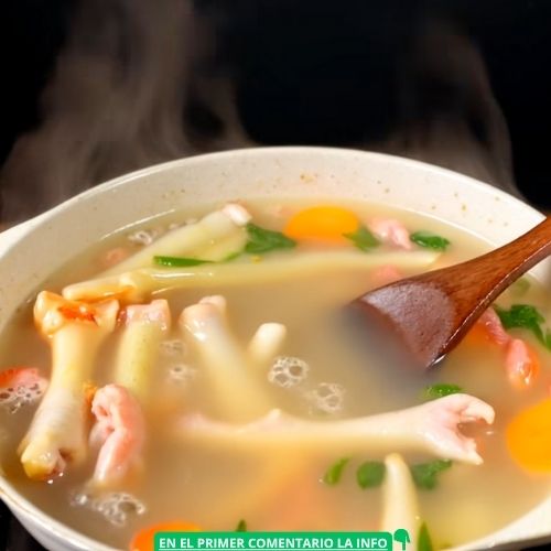 Caldo de patas de pollo