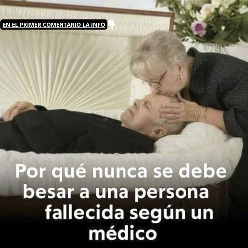 Escena de un funeral donde una mujer besa a un hombre fallecido