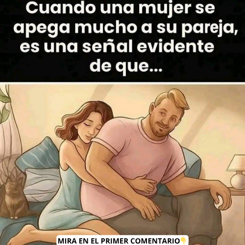 Pareja abrazándose en un sofá