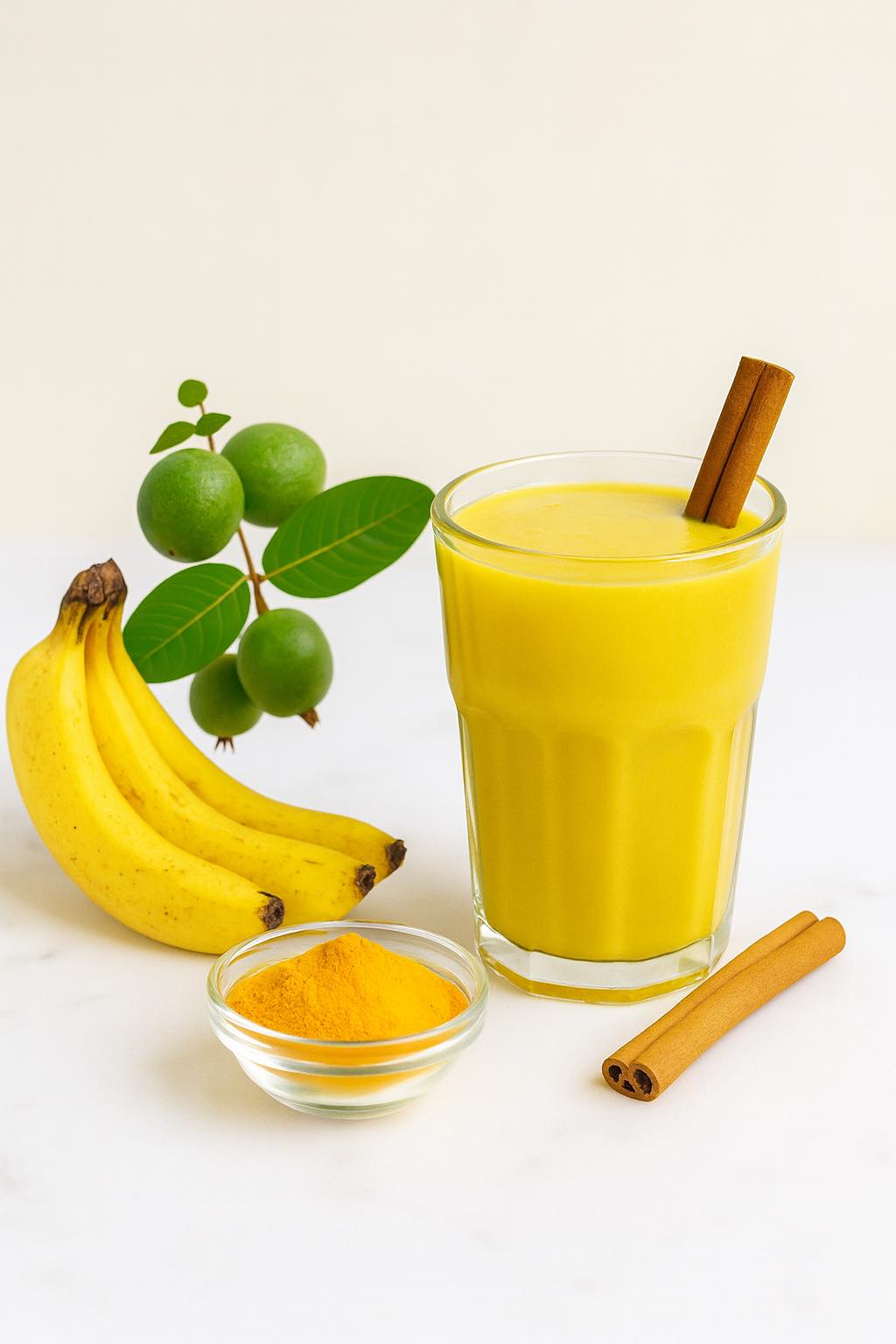 Batido natural de cúrcuma, plátano, guayaba y canela