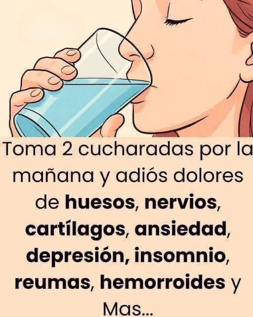 Persona tomando un vaso de líquido