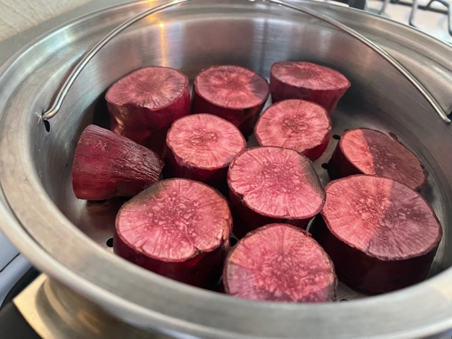 Trozos de camote morado cocidos al vapor